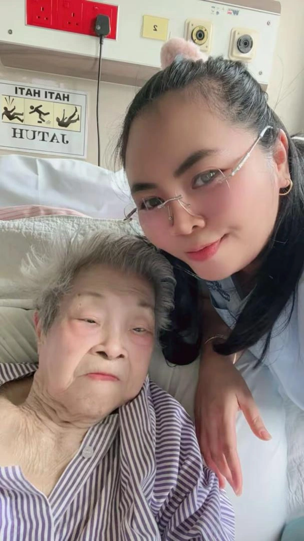 MCS staff member keeping an older person company